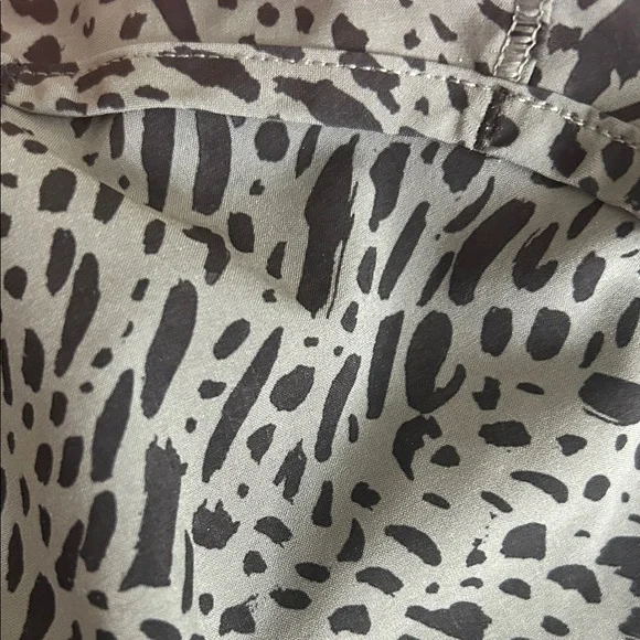 Lululemon Stylish Women's Coral and Black Patterned Shorts - Picture 6 of 6